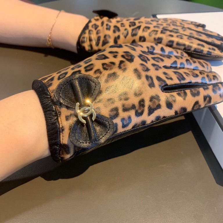 2022 new exclusive first   leopard bow   touch screen gloves Chanel Chanel [original quality] official website synchronization women's new high-grade sheepskin gloves    goddess preferred can not be missed       hundred 