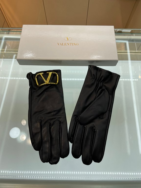 Valentino   official website latest models official website synchronization ladies new high-grade sheepskin gloves   original customized hardware can open and close the hardware lock buckle    sheepskin material plus imp