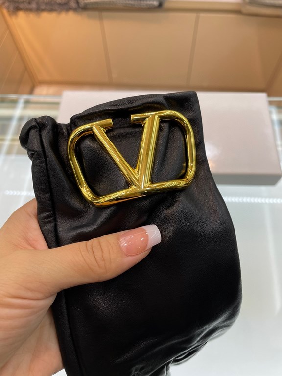 Valentino   official website latest models official website synchronization ladies new high-grade sheepskin gloves   original customized hardware can open and close the hardware lock buckle    sheepskin material plus imp