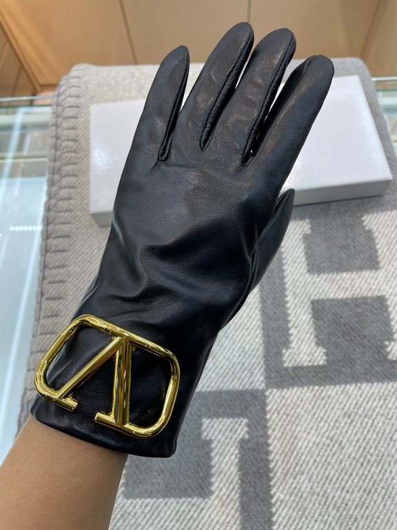 Valentino   official website latest models official website synchronization ladies new high-grade sheepskin gloves   original customized hardware can open and close the hardware lock buckle    sheepskin material plus imp