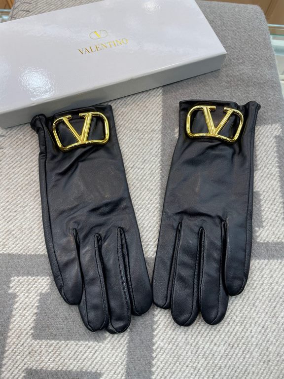 Valentino   official website latest models official website synchronization ladies new high-grade sheepskin gloves   original customized hardware can open and close the hardware lock buckle    sheepskin material plus imp