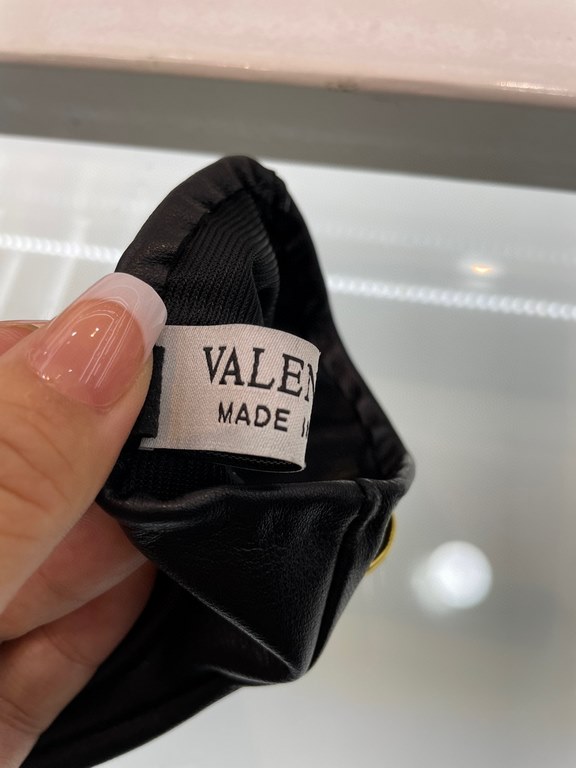 Valentino   official website latest models official website synchronization ladies new high-grade sheepskin gloves   original customized hardware can open and close the hardware lock buckle    sheepskin material plus imp