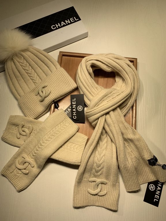 C family. [Three-piece wool suit fox hair hat  scarf  gloves] classic suit hat! Warm and super comfortable ~ winter Miss ageing artifacts Oh ~ this winter you are missing such a set of suit hat la ~ and warm and stylish!