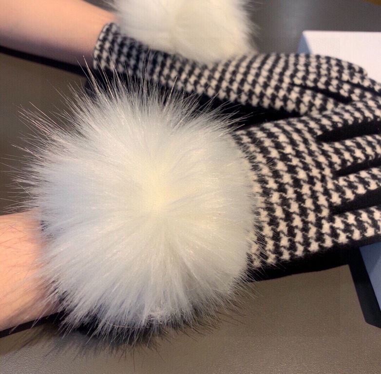 2023 Dior Dior counter new large fox fur ball   wool gloves   fashion gloves, fall and winter warm must-have, padded lining, thousand bird check   on the hand super comfortable and soft,   versatile! With box   average s