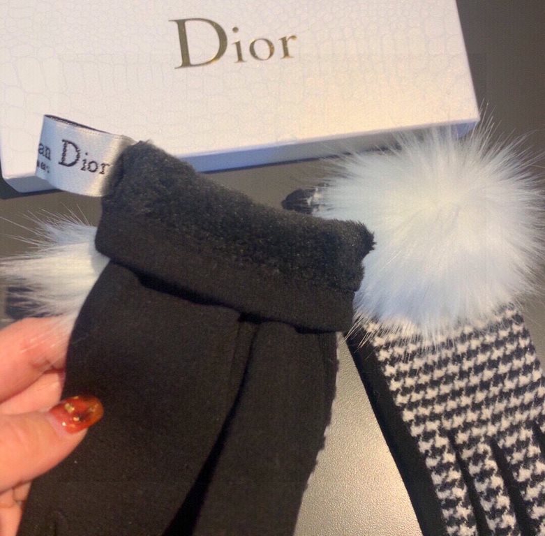 2023 Dior Dior counter new large fox fur ball   wool gloves   fashion gloves, fall and winter warm must-have, padded lining, thousand bird check   on the hand super comfortable and soft,   versatile! With box   average s