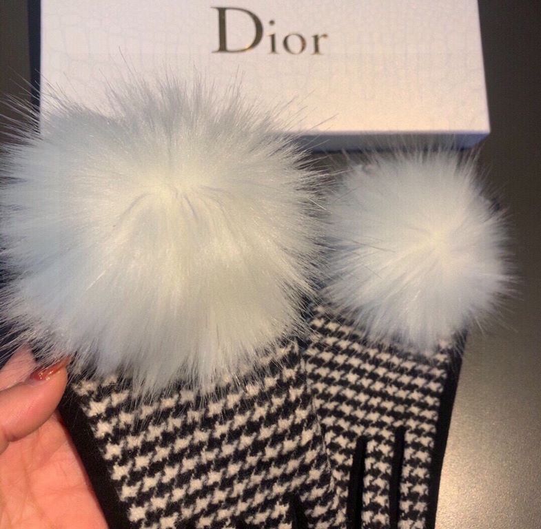 2023 Dior Dior counter new large fox fur ball   wool gloves   fashion gloves, fall and winter warm must-have, padded lining, thousand bird check   on the hand super comfortable and soft,   versatile! With box   average s