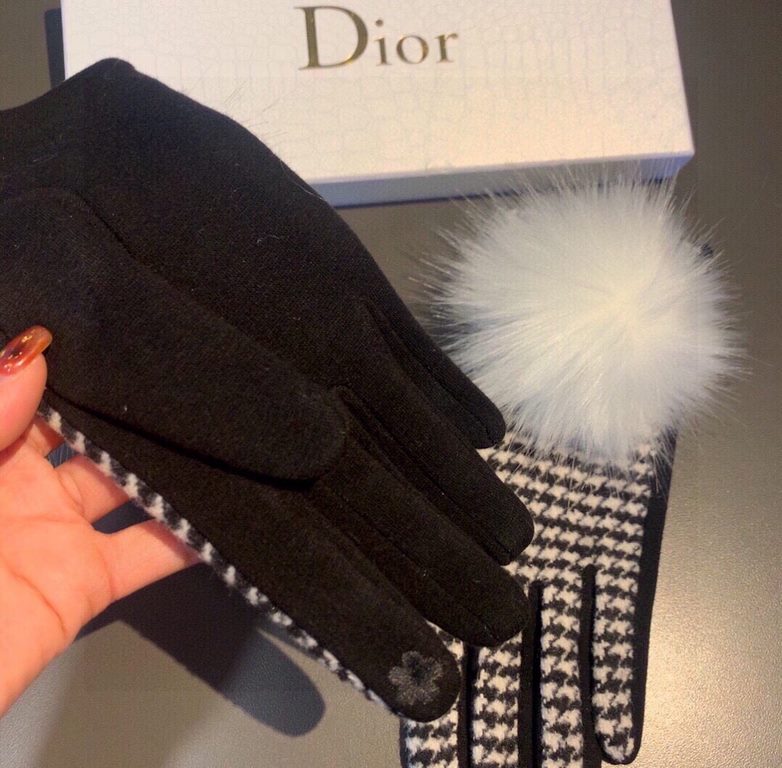 2023 Dior Dior counter new large fox fur ball   wool gloves   fashion gloves, fall and winter warm must-have, padded lining, thousand bird check   on the hand super comfortable and soft,   versatile! With box   average s