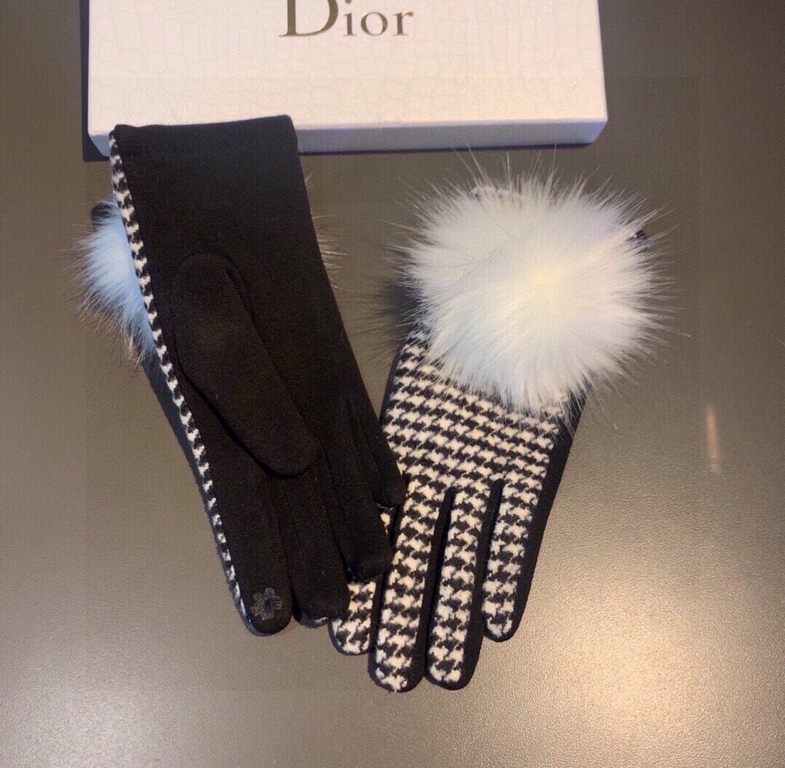 2023 Dior Dior counter new large fox fur ball   wool gloves   fashion gloves, fall and winter warm must-have, padded lining, thousand bird check   on the hand super comfortable and soft,   versatile! With box   average s