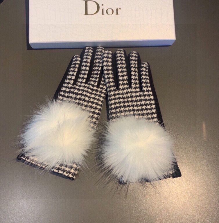 2023 Dior Dior counter new large fox fur ball   wool gloves   fashion gloves, fall and winter warm must-have, padded lining, thousand bird check   on the hand super comfortable and soft,   versatile! With box   average s