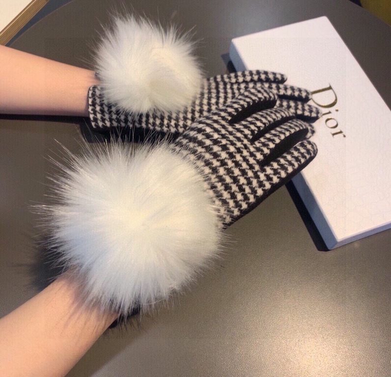 2023 Dior Dior counter new large fox fur ball   wool gloves   fashion gloves, fall and winter warm must-have, padded lining, thousand bird check   on the hand super comfortable and soft,   versatile! With box   average s