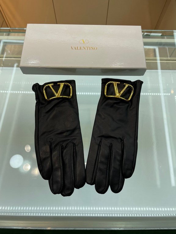 Valentino   official website latest models official website synchronization ladies new high-grade sheepskin gloves   original customized hardware can open and close the hardware lock buckle    sheepskin material plus imp