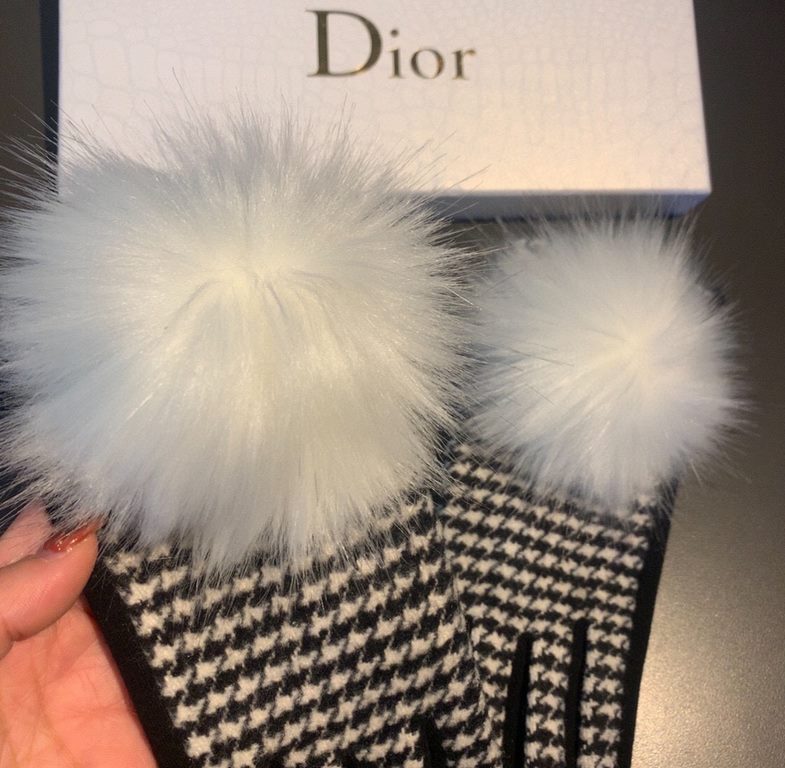 with packagingDior Dior counter new large fox fur ball   wool gloves   fashion gloves, fall and winter warm must-have, padded lining, thousand bird check   on the hand super comfortable and soft,   versatile! average siz