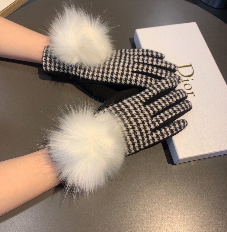 with packagingDior Dior counter new large fox fur ball   wool gloves   fashion gloves, fall and winter warm must-have, padded lining, thousand bird check   on the hand super comfortable and soft,   versatile! average siz