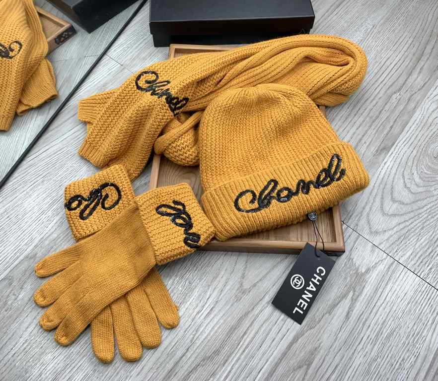 The C's. Three-piece wool suit hat  scarf  gloves] classic suit hat! Warm da super comfortable ~ winter Miss sister ageing artifacts Oh ~ this winter you are missing such a set of suit hat la ~ and warm and fashion! Men'