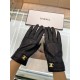 Chanel hot circle of friends women's leather gloves, imported from Ethiopia touch screen sheepskin, simple and generous static surface style add small LOGO buckle, super soft padded lining wear comfortable