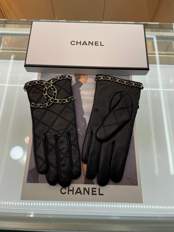 Chanel Chanel latest chain  full hand knitted double C    touch screen gloves, made of imported Esse sheepskin  , silk lining [hee-haw] [hee-haw] cost-effective is very high,   , the goddess must-have