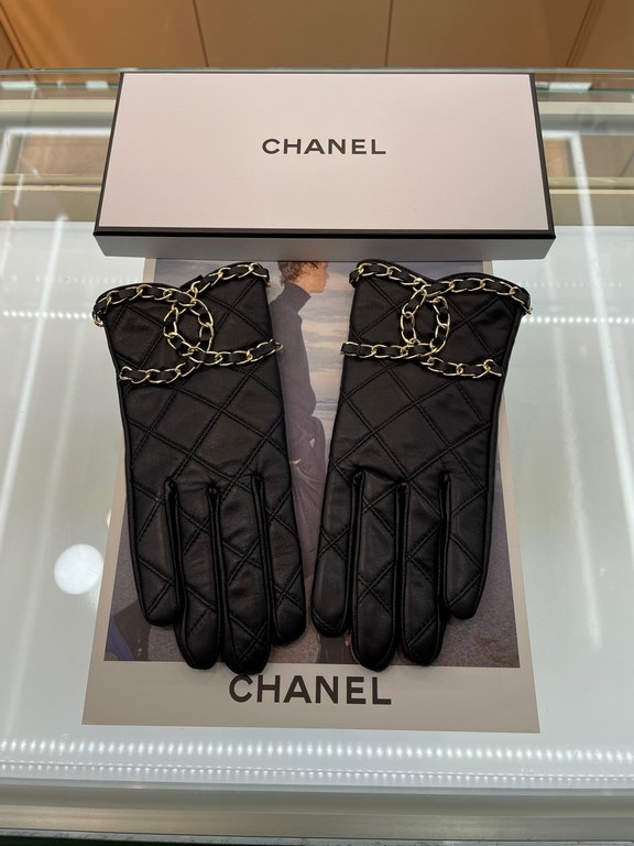 Chanel Chanel latest chain  full hand knitted double C    touch screen gloves, made of imported Esse sheepskin  , silk lining [hee-haw] [hee-haw] cost-effective is very high,   , the goddess must-have