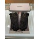 Chanel Chanel latest chain  full hand knitted double C    touch screen gloves, made of imported Esse sheepskin  , silk lining [hee-haw] [hee-haw] cost-effective is very high,   , the goddess must-have