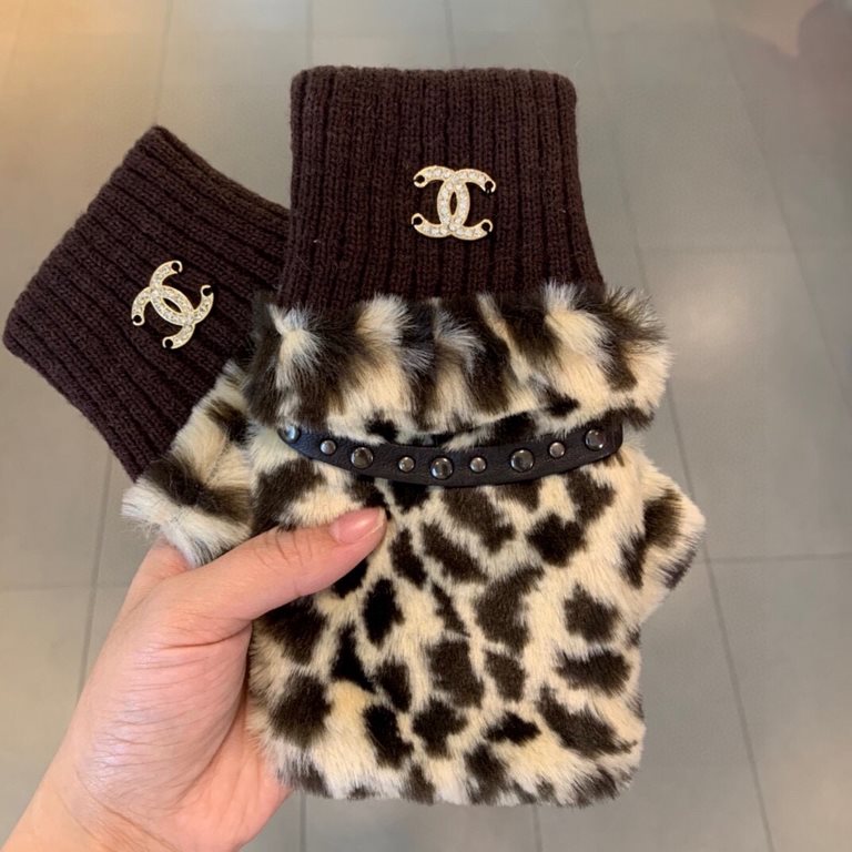 Chanel ~ Chanel's latest suede leopard print half-finger models fashion gloves women's taste ultra-comfortable recommended models     average size three colors to choose from beige and white