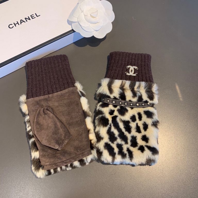 Chanel ~ Chanel's latest suede leopard print half-finger models fashion gloves women's taste ultra-comfortable recommended models     average size three colors to choose from beige and white