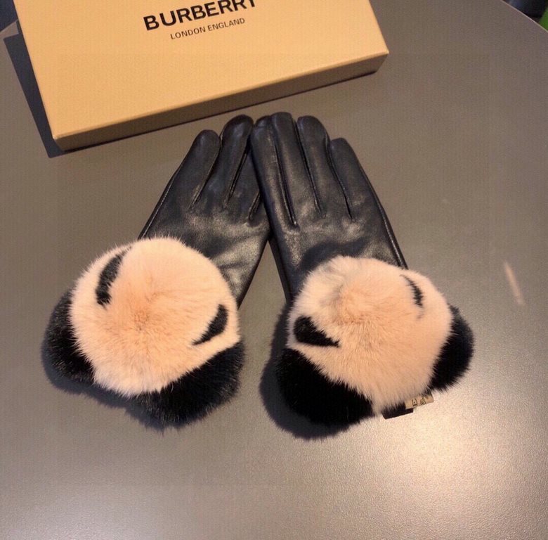 2022 Burberry BURBERRY   Counter New Cute   Moe Moe Bear Super Fire   Touch Screen Gloves   Autumn and winter warm padded lining, set of the United States can not be missed   on the hands of the ultra-comfortable and sof