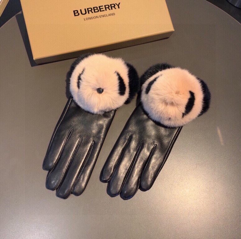 2022 Burberry BURBERRY   Counter New Cute   Moe Moe Bear Super Fire   Touch Screen Gloves   Autumn and winter warm padded lining, set of the United States can not be missed   on the hands of the ultra-comfortable and sof