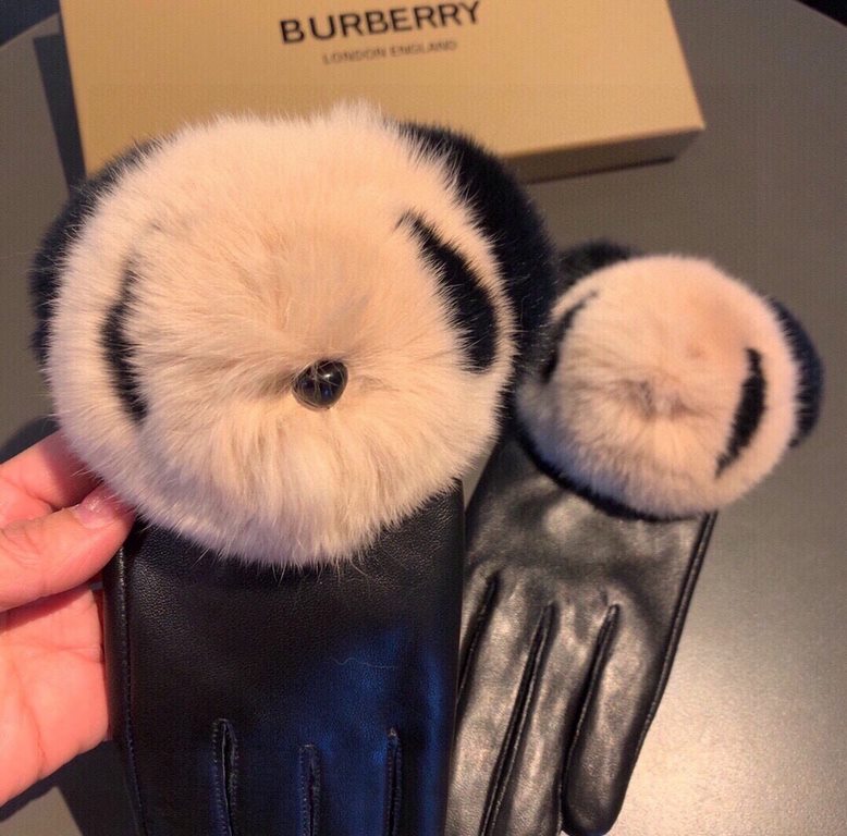 2022 Burberry BURBERRY   Counter New Cute   Moe Moe Bear Super Fire   Touch Screen Gloves   Autumn and winter warm padded lining, set of the United States can not be missed   on the hands of the ultra-comfortable and sof