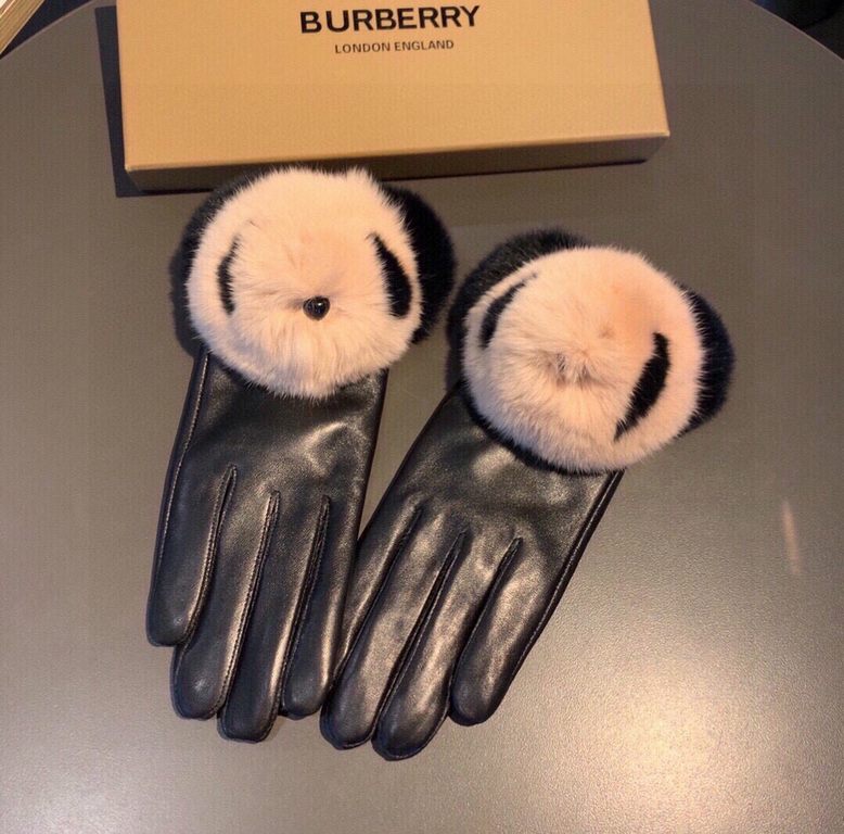 2022 Burberry BURBERRY   Counter New Cute   Moe Moe Bear Super Fire   Touch Screen Gloves   Autumn and winter warm padded lining, set of the United States can not be missed   on the hands of the ultra-comfortable and sof