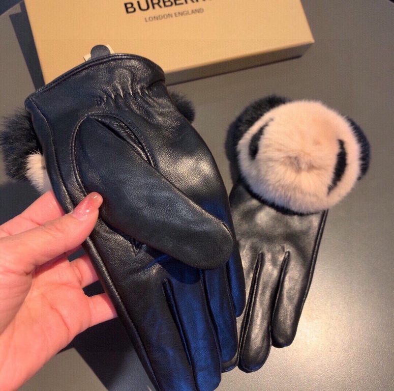 2022 Burberry BURBERRY   Counter New Cute   Moe Moe Bear Super Fire   Touch Screen Gloves   Autumn and winter warm padded lining, set of the United States can not be missed   on the hands of the ultra-comfortable and sof