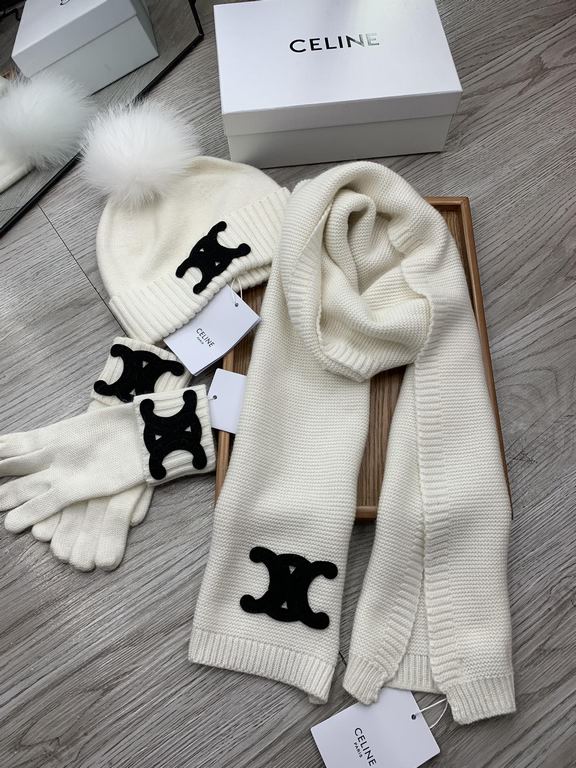 Celine. [Three-piece wool suit fox hair hat  scarf  gloves] classic suit hat! Warm and super comfortable ~ winter Miss ageing artifacts Oh ~ this winter you are missing such a set of suit hat la ~ and warm and stylish! M