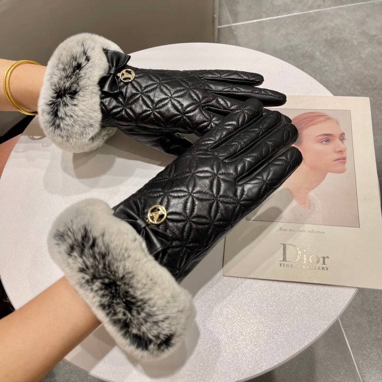 Louis Vuitton LV2022 fall and winter lazy rabbit hair sheepskin embroidered gloves   mobile touch screen, worth comparing     the same paragraph different quality, kill the market poor product, imported a first-class she