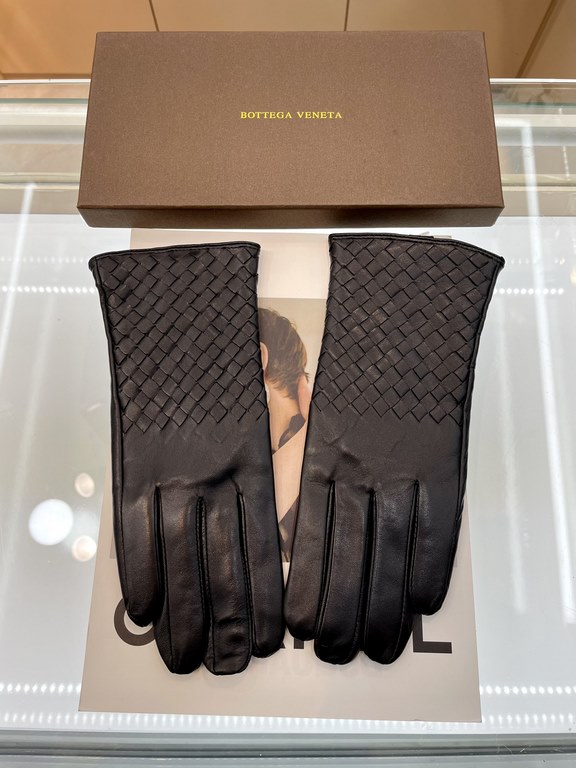 Pictures (women's models)   touch screen gloves BV couple models   [original quality] 100% selection of imported sheepskin Leather fine and soft Recognition of imported sheepskin has a feel    cashmere lining to keep war