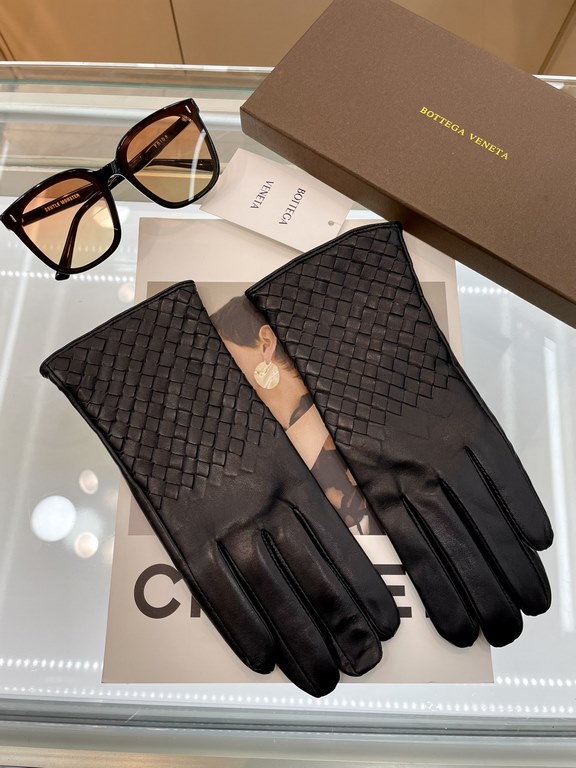 Pictures (women's models)   touch screen gloves BV couple models   [original quality] 100% selection of imported sheepskin Leather fine and soft Recognition of imported sheepskin has a feel    cashmere lining to keep war