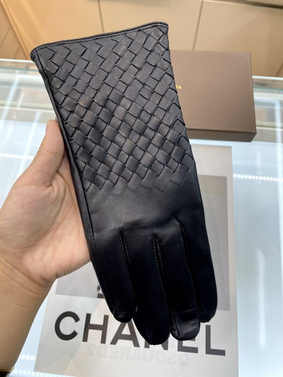 Pictures (women's models)   touch screen gloves BV couple models   [original quality] 100% selection of imported sheepskin Leather fine and soft Recognition of imported sheepskin has a feel    cashmere lining to keep war