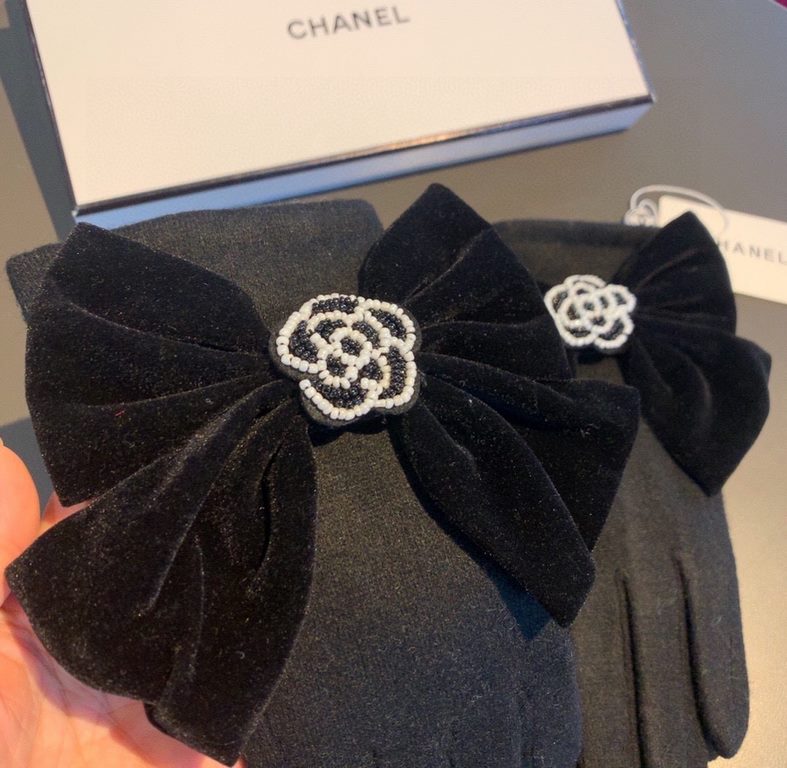 With boxChanel Chanel counter new wool gloves, beaded camellia   big bow   fashion gloves, fall and winter warm padded lining, super coy bow  , on the hand super comfortable and soft, versatile! average size