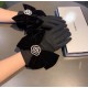 With boxChanel Chanel counter new wool gloves, beaded camellia   big bow   fashion gloves, fall and winter warm padded lining, super coy bow  , on the hand super comfortable and soft, versatile! average size