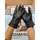 Chanel ~ Chanel's latest compilation twist   full touch screen gloves, using imported goatskin  , feminine Recommended models   , padded lining with a comfortable and warm belt!