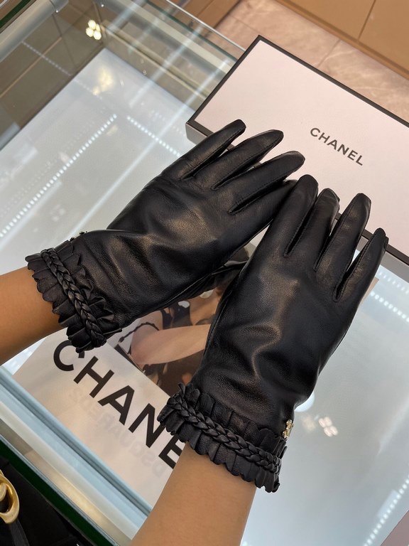 Chanel ~ Chanel's latest compilation twist   full touch screen gloves, using imported goatskin  , feminine Recommended models   , padded lining with a comfortable and warm belt!