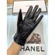 Chanel ~ Chanel's latest compilation twist   full touch screen gloves, using imported goatskin  , feminine Recommended models   , padded lining with a comfortable and warm belt!