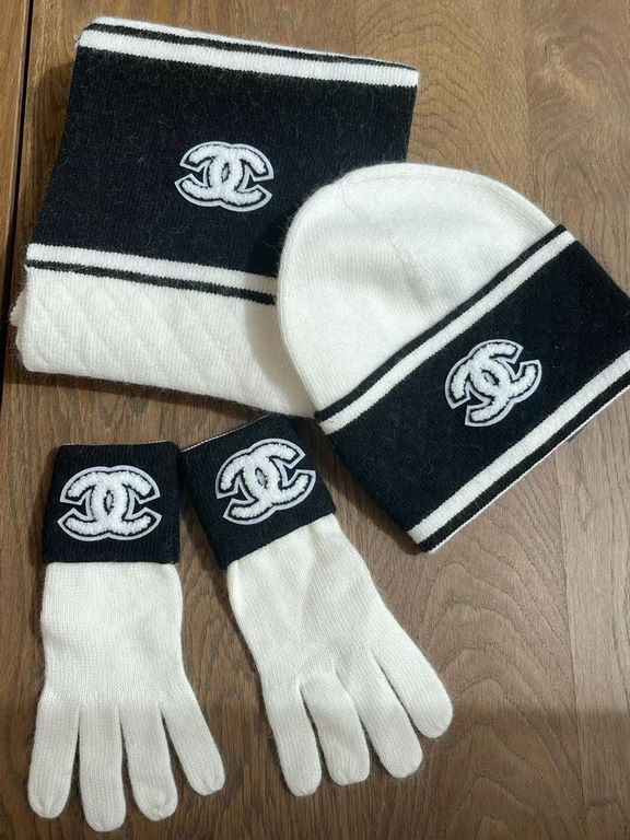 White colorHat  scarf  gloves  So good looking  , a must-have for this season, soft and comfortable, i.e. warm and stylish!