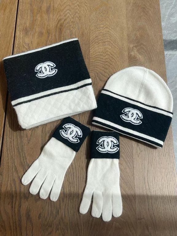 White colorHat  scarf  gloves  So good looking  , a must-have for this season, soft and comfortable, i.e. warm and stylish!