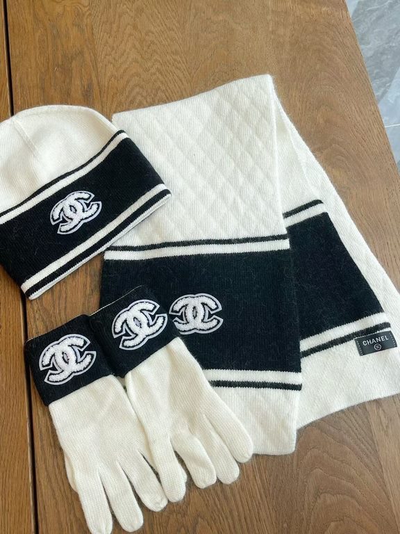 White colorHat  scarf  gloves  So good looking  , a must-have for this season, soft and comfortable, i.e. warm and stylish!