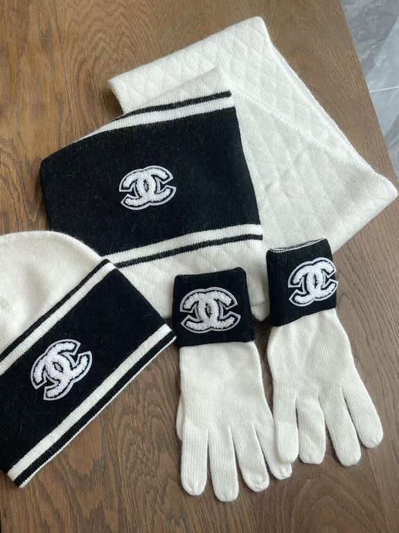 White colorHat  scarf  gloves  So good looking  , a must-have for this season, soft and comfortable, i.e. warm and stylish!