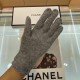 Chanel new cashmere knitted gloves   100% cashmere on the hand that is warm   This section is made of natural high-quality cashmere soft warm and comfortable 7GG double yarn handmade flat knitting handmade non-marking se