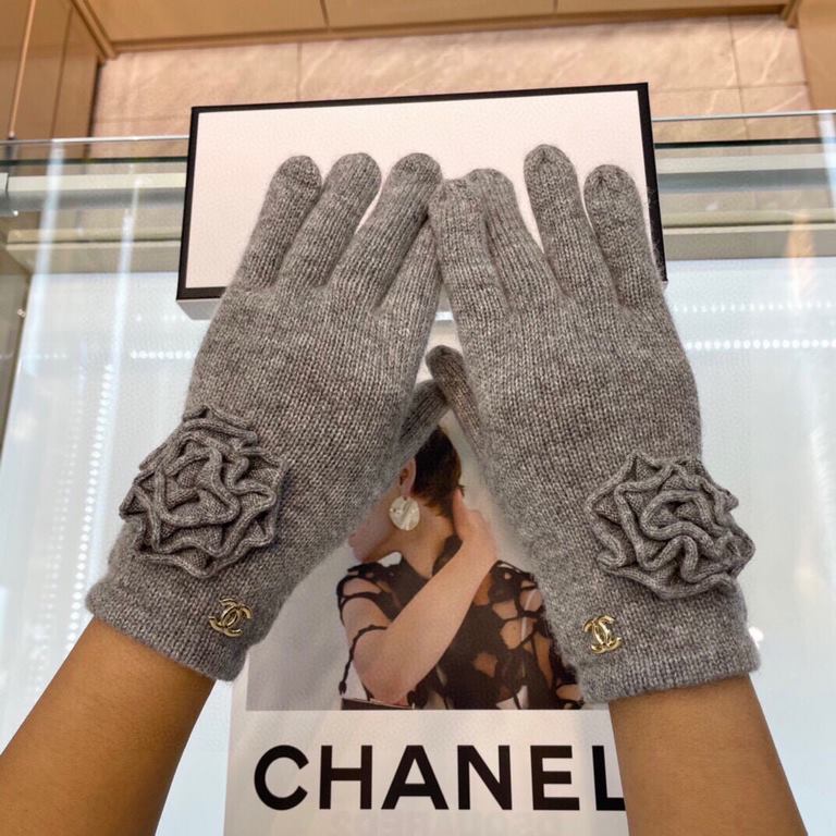 Chanel new cashmere knitted gloves   100% cashmere on the hand that is warm   This section is made of natural high-quality cashmere soft warm and comfortable 7GG double yarn handmade flat knitting handmade non-marking se