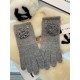 Chanel new cashmere knitted gloves   100% cashmere on the hand that is warm   This section is made of natural high-quality cashmere soft warm and comfortable 7GG double yarn handmade flat knitting handmade non-marking se