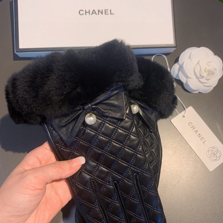 .Chanel Chanel 2022 fall and winter lazy rabbit hair messy embroidery   Sheepskin gloves   mobile touch screen, worth comparing    the same paragraph of different qualities, kill the market poor products, imported first-