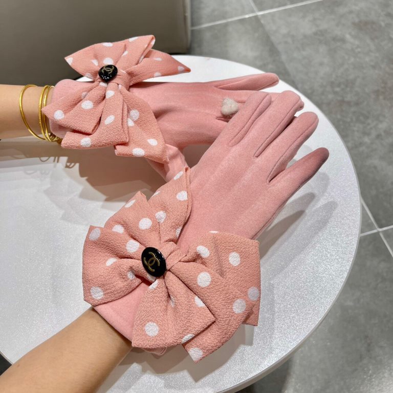 Chanel Chanel counter new wool gloves, polka dot big bow   fashion gloves, fall and winter warm padded lining, super whine bow  , on the hand super comfortable and soft, versatile! average size