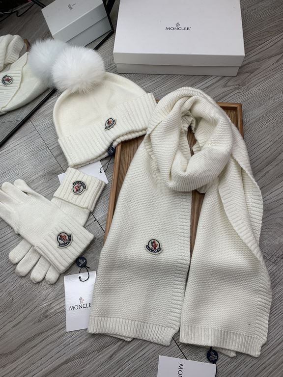 Monmouth. [Three-piece wool suit fox hair hat  scarf  gloves] classic set hat! Warm and super comfortable ~ winter miss ageing artifacts Oh ~ this winter you are just short of such a set of suit hat la ~ and warm and sty