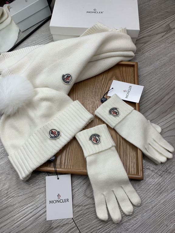 Monmouth. [Three-piece wool suit fox hair hat  scarf  gloves] classic set hat! Warm and super comfortable ~ winter miss ageing artifacts Oh ~ this winter you are just short of such a set of suit hat la ~ and warm and sty